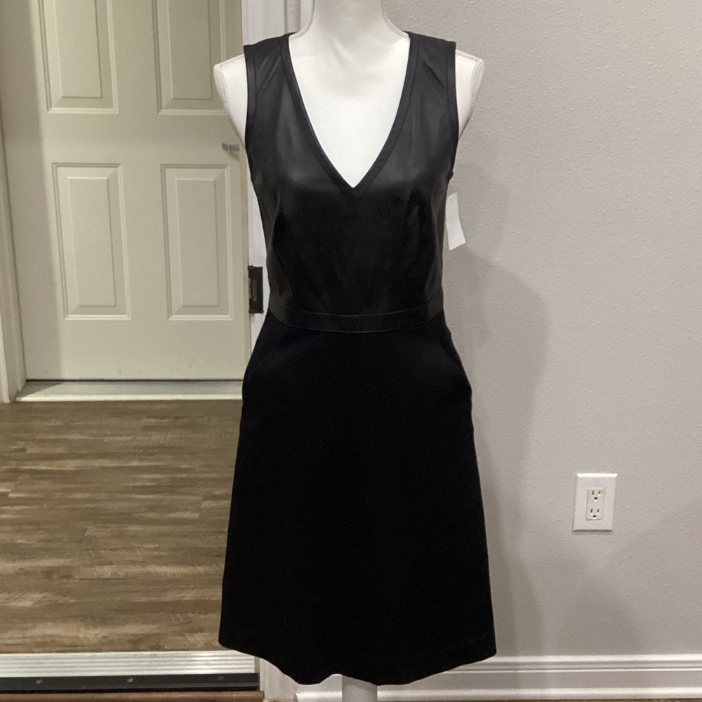 New Trina Turk Genuine Leather/Fabric Black V-Neck Dress Size 6 (Item#D023)